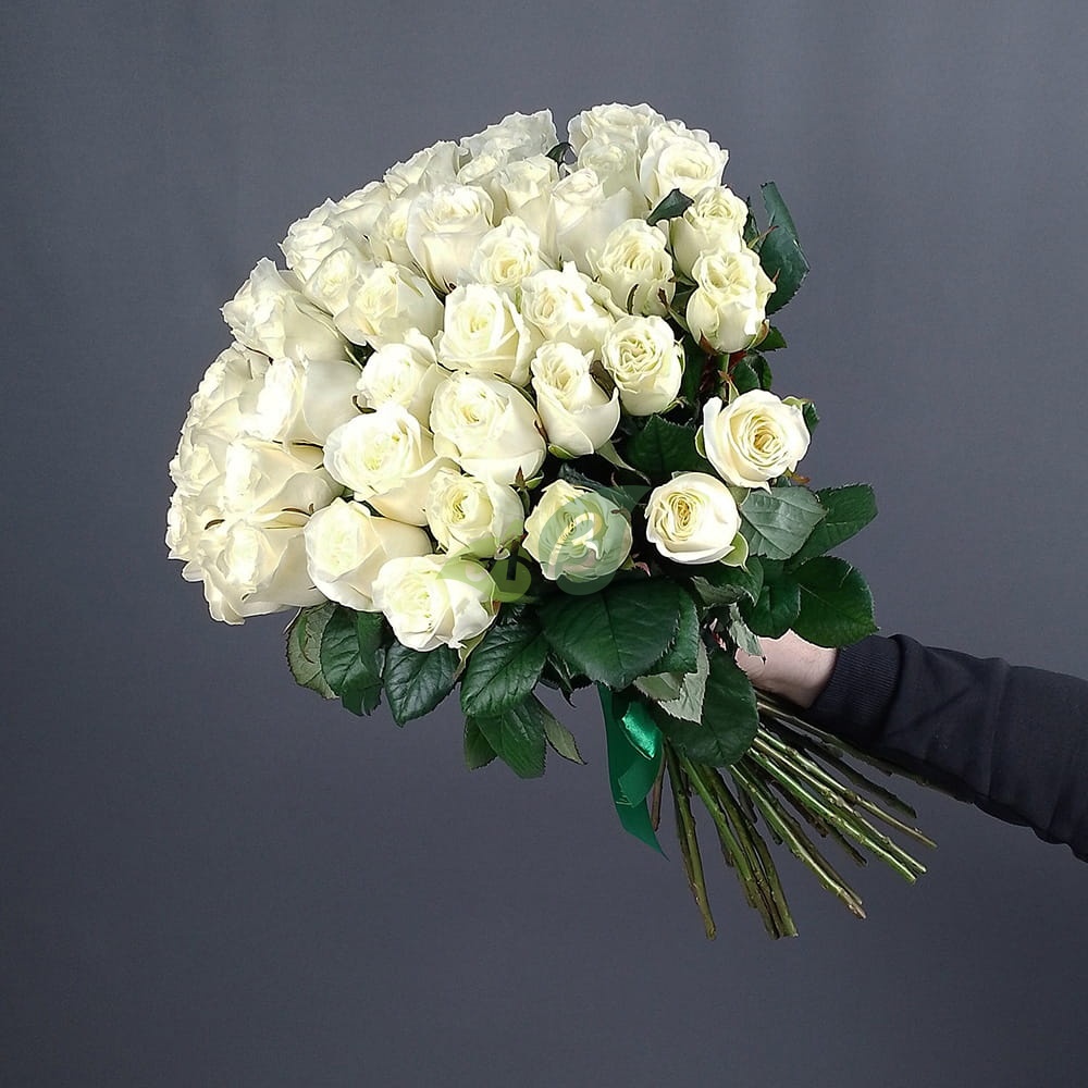 51 белая роза в букете на праздник