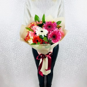 Букет из 15 ярких гербер Вертикаль